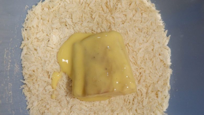 香酥鳕鱼,在放到面包糠中滚粘一圈。
