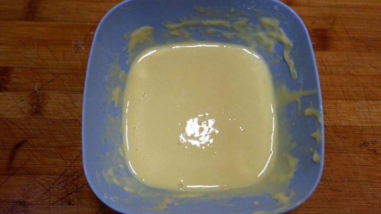 香酥鳕鱼,调成糊,用筷子挑起成直线流淌即可