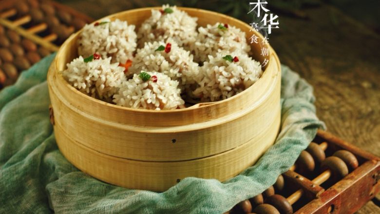 珍珠丸子,蒸好后,焖三分钟再掀盖,糯米就会呈透明,面上放上葱花,或薄荷叶,或胡萝卜丁,点缀。好好吃。