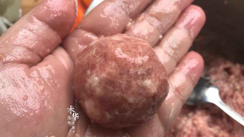 珍珠丸子,取一勺肉末团成丸子状,尽量做圆。刚开始手上涂点食用油就不会粘。不要拿太多,大小刚好跟胡萝卜差不多就好,太大会蒸散。