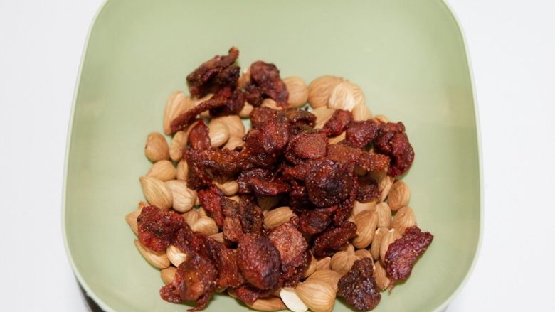 草莓牛轧糖,烤好之后放凉,加入<a style='color:red;display:inline-block;' href='/shicai/ 10711'>草莓干</a>混合备用。