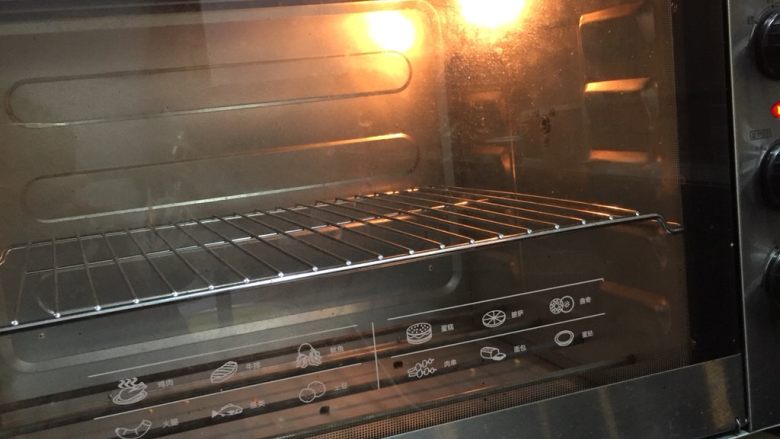 蛋挞制作,烤箱预热好上火220下火200