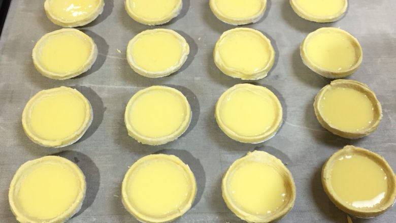 蛋挞制作,倒入准备好的蛋挞皮中8分满