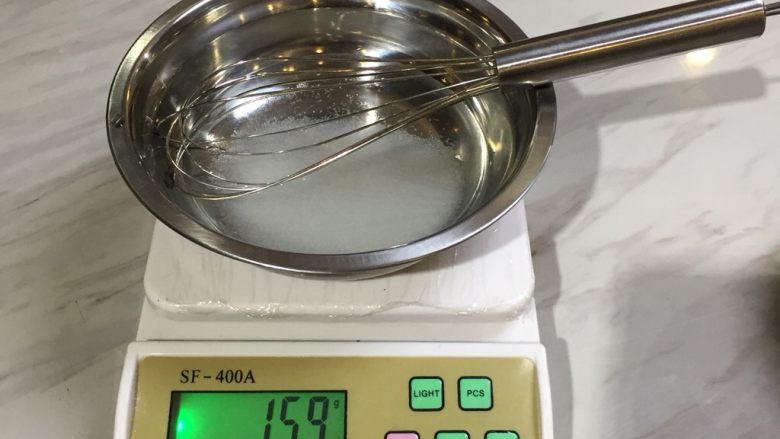 蛋挞制作,100克<a style='color:red;display:inline-block;' href='/shicai/ 156925'>水</a>加入30克<a style='color:red;display:inline-block;' href='/shicai/ 3729'>白糖</a>拌匀至糖化