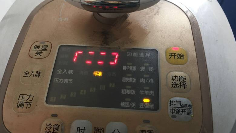 高压锅简易版老妈蹄花汤,选择“蹄筋”功能;大概需要煮2个小时左右;