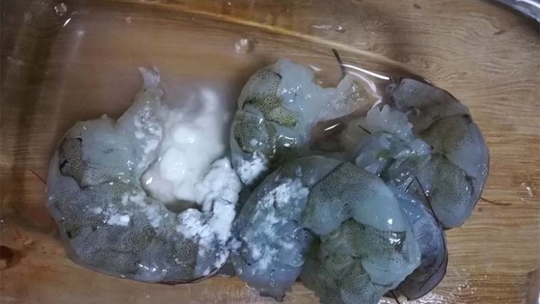 吃了就停不下来,鲜香酥脆的宝宝虾条,抓入少量面粉,再次清洗干净。