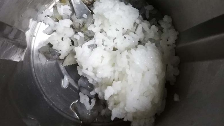 吃了就停不下来,鲜香酥脆的宝宝虾条,鲜虾切丁,跟熟大米一起放入料理机打成泥状。