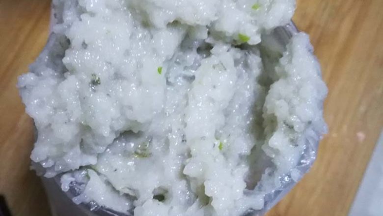 吃了就停不下来,鲜香酥脆的宝宝虾条,大米虾泥装入裱花袋中