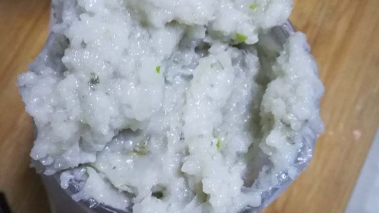 吃了就停不下来，鲜香酥脆的宝宝虾条,大米虾泥装入裱花袋中