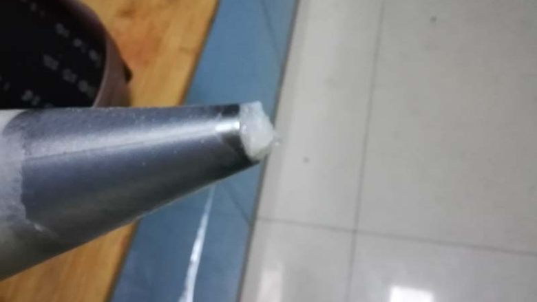 吃了就停不下来,鲜香酥脆的宝宝虾条, 裱花袋剪筷子粗细的小口,虾条在烤箱中受热的时候,体积还会膨胀到两倍