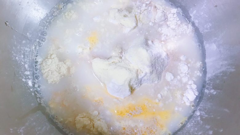 爆浆肉松面包,除黄油以外的所有材料放入厨师机,开1档混合均匀后,转二档继续揉,一直揉到扩展状态,就是能够拉出厚膜的状态
