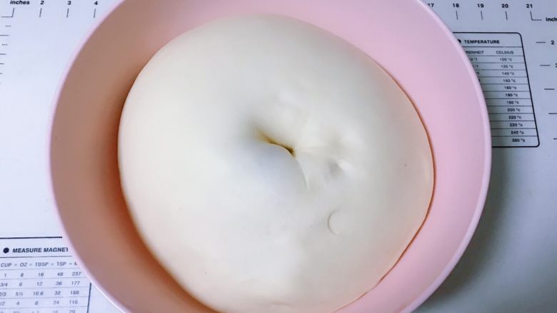 爆浆肉松面包,面团发酵到之前的2倍大,用手戳不会回缩也不会塌陷,面团表面很光滑就是发酵好了。