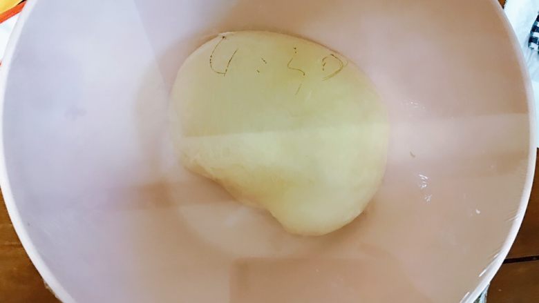 爆浆肉松面包,揉好的面团放入大盆中,保鲜膜密封好