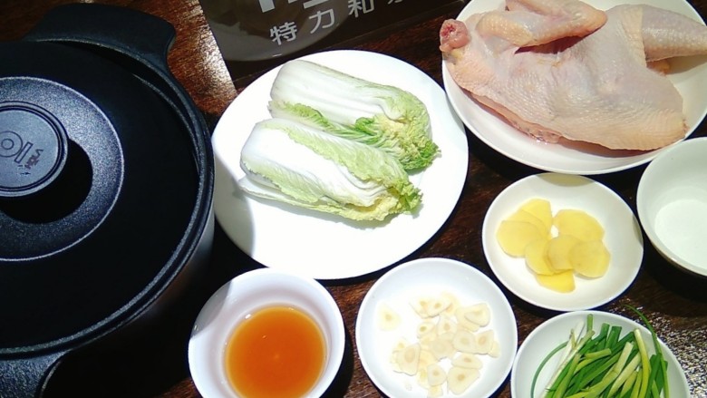 养颜鸡汤,
HOLA铁釜锅一口
准备所以食材,将配料改刀