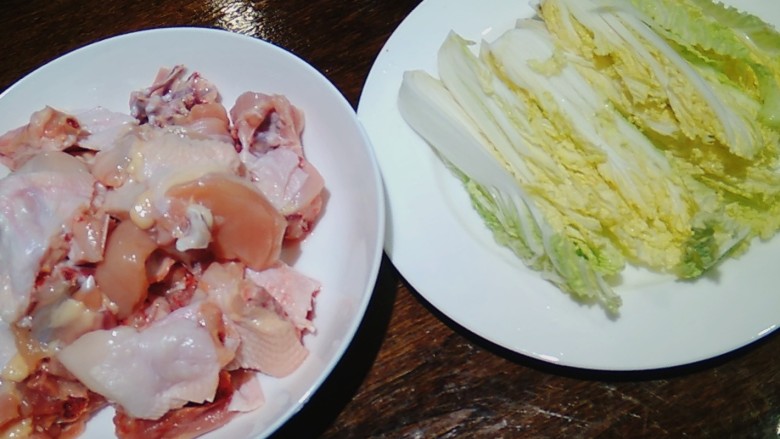 养颜鸡汤,鸡切成大小均匀的块状
广东白菜一切四份,备用