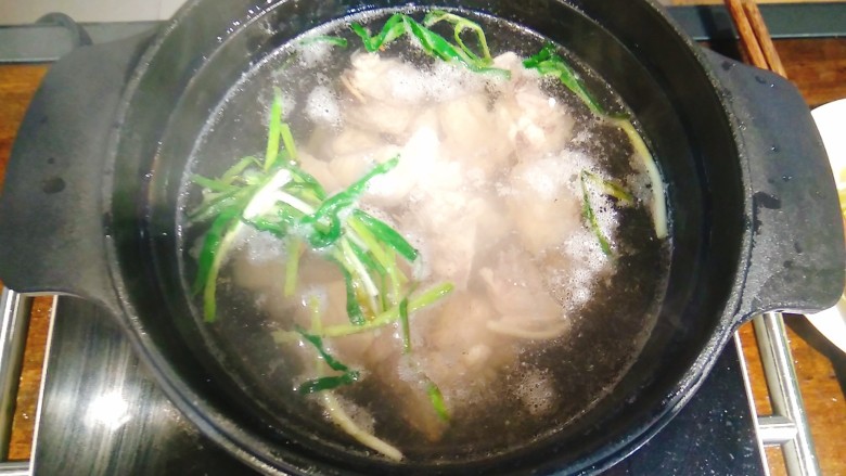养颜鸡汤,HOLA铁釜锅水烧热后,放入鸡块及煸炒好的葱,姜,蒜后开大火烧滚
