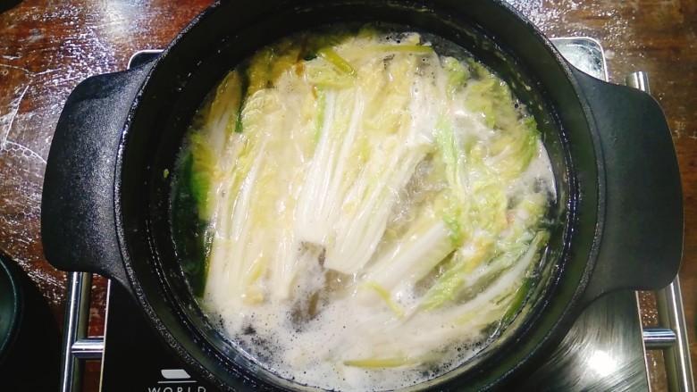 养颜鸡汤,6~7分钟左右,烧滚后加入广东菜,开小火烧30分钟左右即可临出锅时加盐调味
