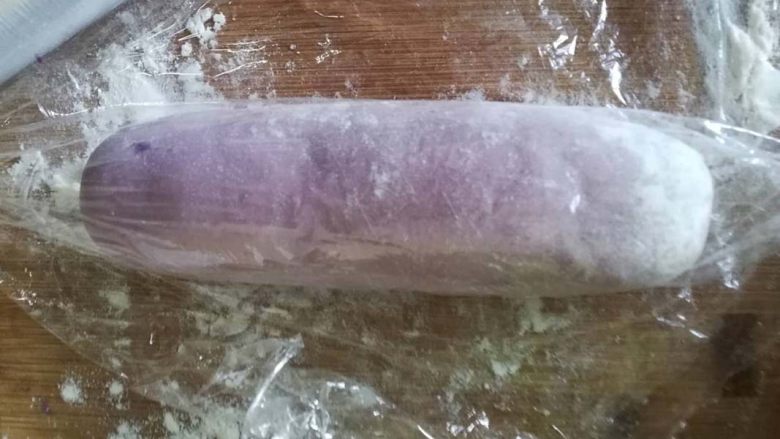 奶香紫薯双色刀切馒头,盖上保鲜膜,放在一旁备用。