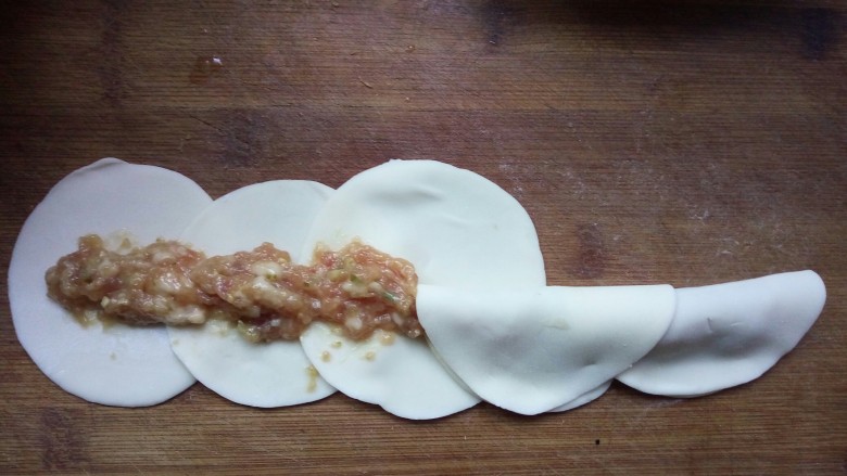 玫瑰花饺,饺子皮对折,把馅盖上