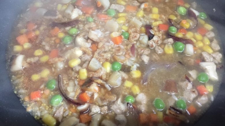 海鲜焖饭(宝宝版),翻炒均匀 煮开就可以