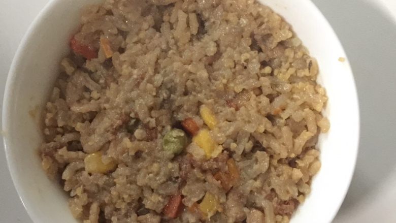 海鲜焖饭(宝宝版),用一个干净的碗装入米饭