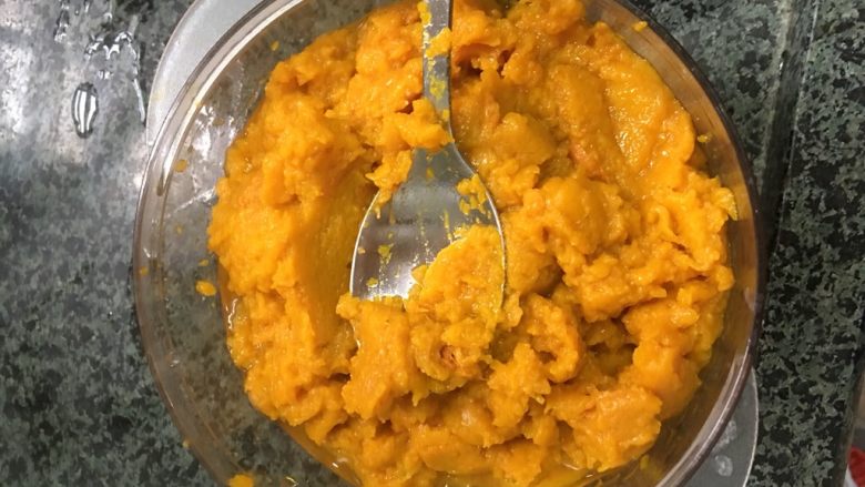南瓜🎃海鲜汤,把肉用勺子挖出来,再压碎。