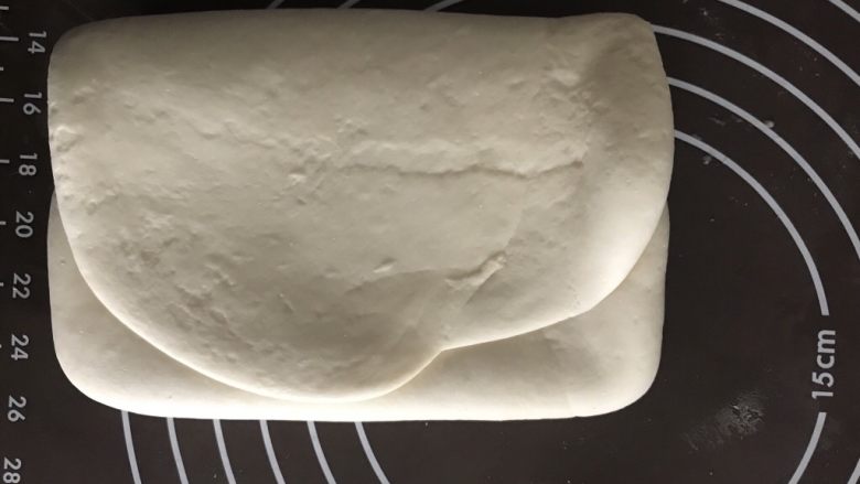金牌牛肉煎包,折成三折,然后再擀开。
重复四五次即可。
