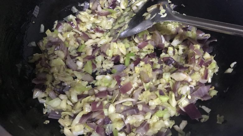 金牌牛肉煎包,锅里倒适量花生油,烧热之后倒入洋葱和卷心菜翻炒至洋葱变软。加适量盐炒匀起锅放至室温。等待放凉的过程中,我们来准备皮儿。