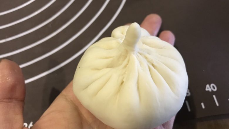 金牌牛肉煎包,像包包子一样包好,注意收口捏死然后压扁,不能露馅儿。以此类推包完所有面皮。
