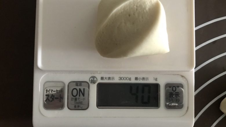 金牌牛肉煎包,分成重约40g一个的小剂子,总共可分16个左右。
