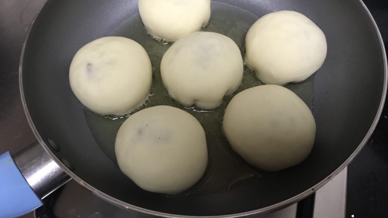 金牌牛肉煎包,不粘锅里倒入适量油,小火,冷油即放入包好的牛肉饼。