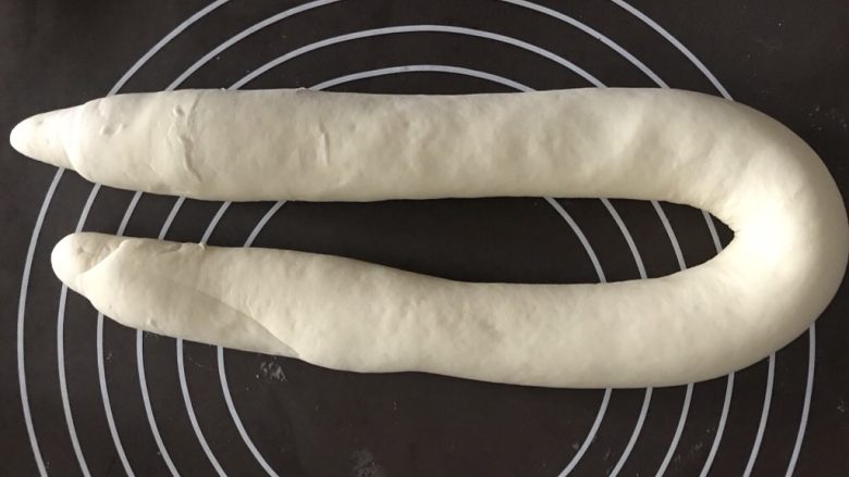 金牌牛肉煎包,卷好之后搓长搓细,搓成约3cm-4cm直径的长条。