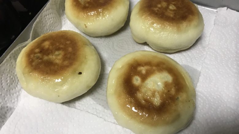 金牌牛肉煎包,盘子里放吸油纸,从锅里夹出煎好的饼即可。