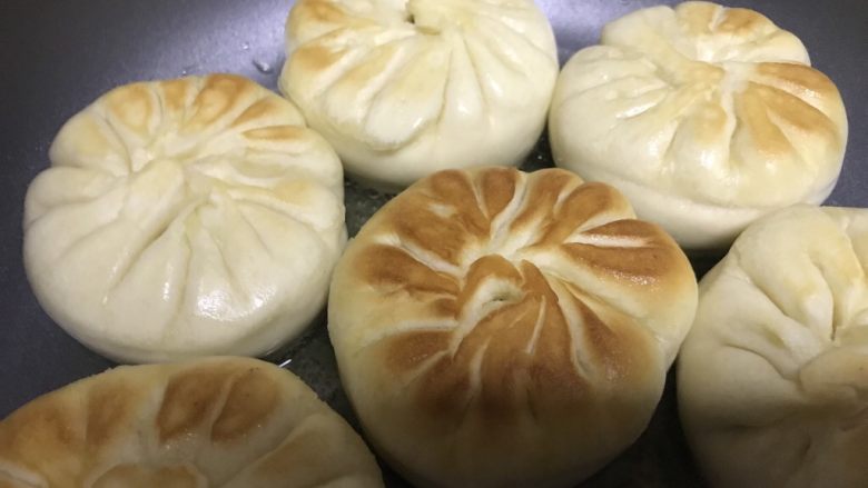 金牌牛肉煎包,注意观察底面,金黄色之后翻面。