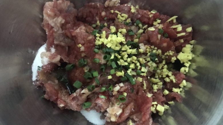 金牌牛肉煎包,放葱姜,<a style='color:red;display:inline-block;' href='/shicai/ 134292'>白胡椒</a>,盐,老抽搅打均匀。