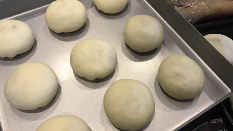 金牌牛肉煎包,做好放在盘子里,稍稍压扁。