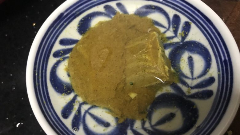 金牌牛肉煎包,百梦多咖喱块加一点水,微波炉叮40秒至融化。