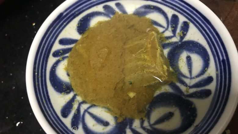 金牌牛肉煎包,百梦多咖喱块加一点水，微波炉叮40秒至融化。