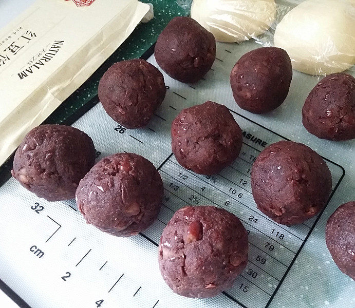 豆沙花瓣面包,此时再将备好的:<a style='color:red;display:inline-block;' href='/shicai/ 475'>红豆沙</a>分割10等份、搓圆备用