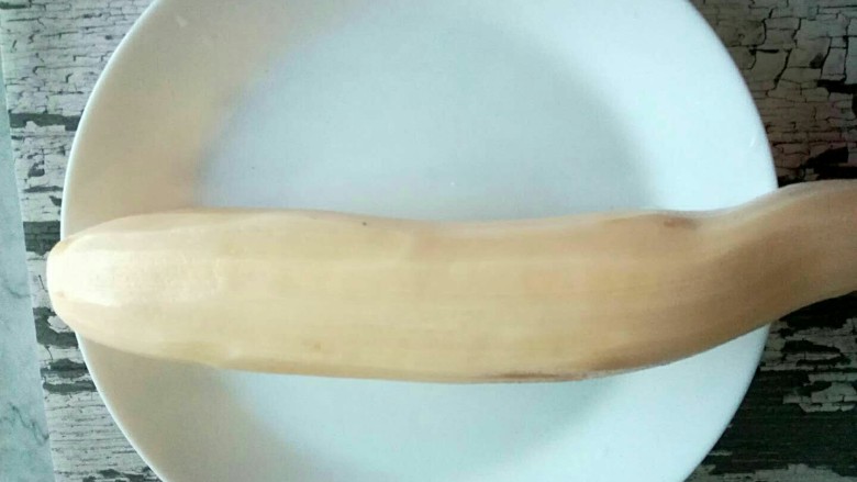 凉拌藕片,把藕洗干净,去皮待用。