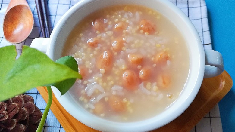 花生二米粥,倒入花生二米粥后搅拌均匀即可食用