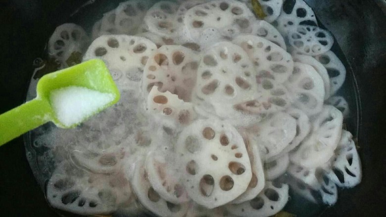 凉拌藕片,水煮开后加入1克的盐,再烧一分钟。