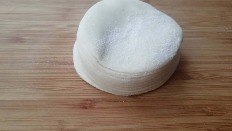 饺子皮版春饼,准备好<a style='color:red;display:inline-block;' href='/shicai/ 4346'>饺子皮</a>,就是在市场买的那种