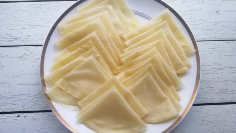 饺子皮版春饼,将春饼分别叠好,放在盘内
