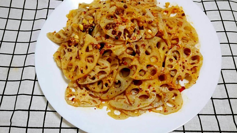 凉拌藕片,是不是很有食欲呢,酸酸甜甜,营养丰富,还带一丝麻辣。