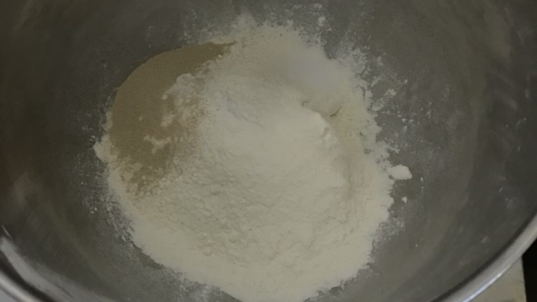 奶香辫子面包,加入盐