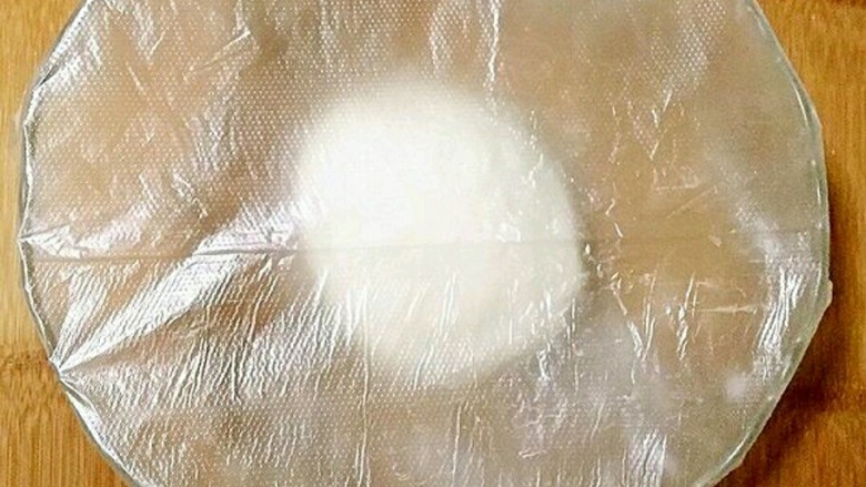 培根时蔬炒猫耳面,和好的面用保鲜膜盖好,醒15-20分钟。