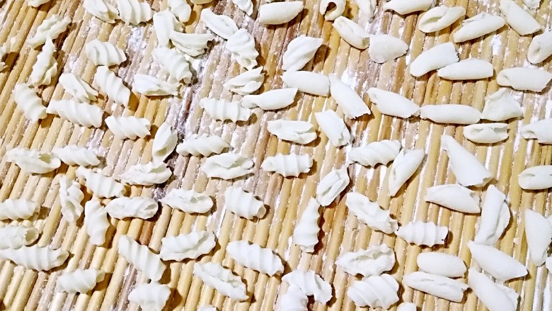 培根时蔬炒猫耳面,盖帘上撒些面粉,将搓好的猫耳面散开放在盖帘上。有空的话可以多做一些,放在保鲜袋中冻在冰箱里,随吃随取,非常方便。