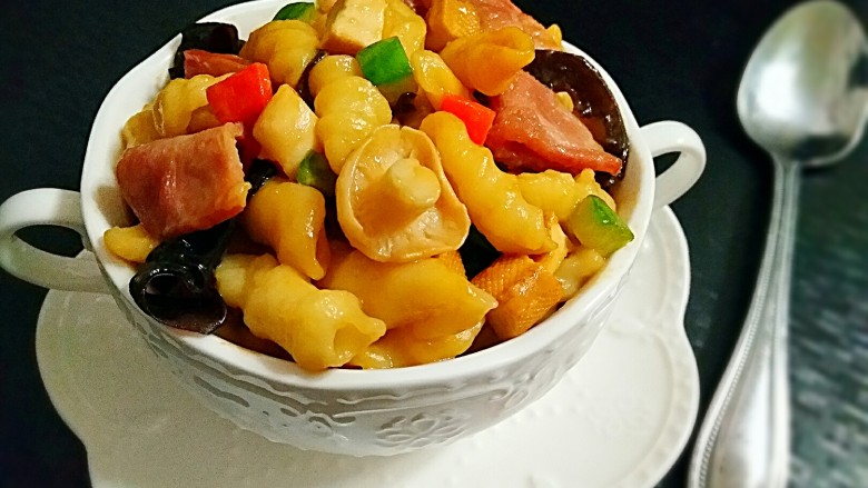 培根时蔬炒猫耳面,怎么看都透着美味,360℃的诱惑。
