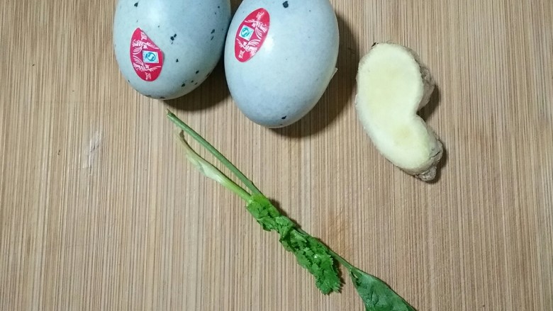 姜汁松花蛋,准备食材。